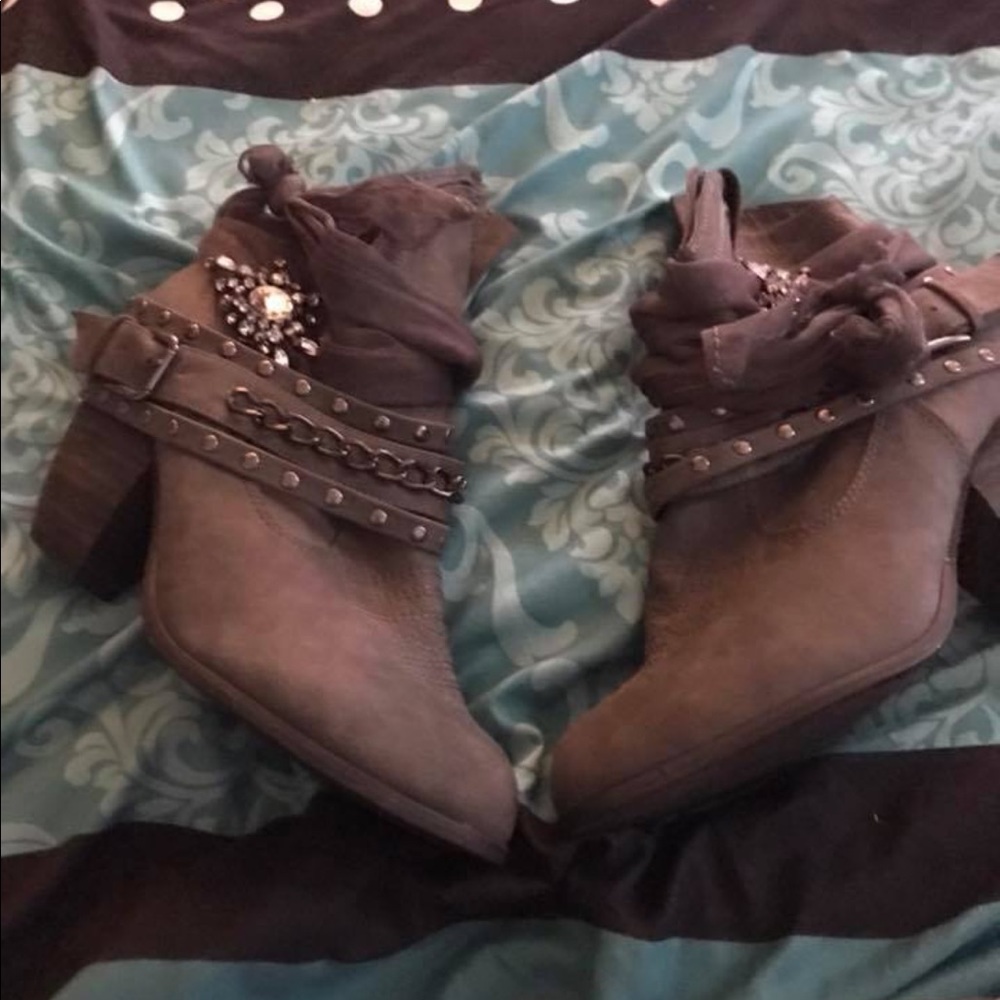 Buckle boots